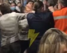 "Сдали нервы": в метро Харькова пассажир устроил драку из-за маски, видео