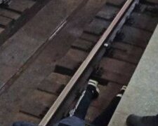 НП сталася в харківському метро, чоловік опинився на рейках: кадри з місця інциденту