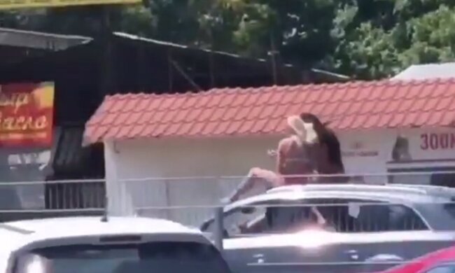 Напівголі дівчата прокотилися на даху авто в Києві, відео: "Ловлять засмагу"