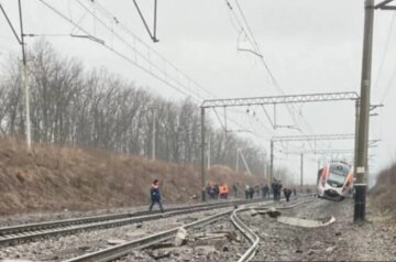 Окупанти обстріляли вокзал у Запоріжжі: пошкоджено колії та мережу, рух поїздів змінили