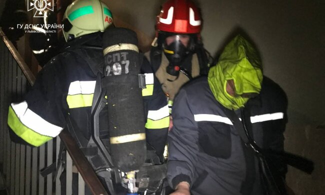 Эвакуировали почти полсотни человек: мощный пожар вспыхнул во Львове, кадры