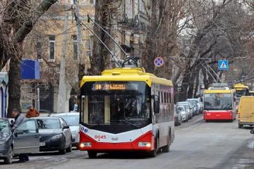 НП в тролейбусі Одеси: пасажирів засипало склом, кадри