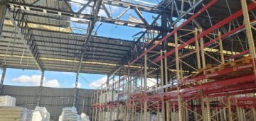 Пошкоджений склад ВООЗ у Чорноморську внаслідок російської атаки