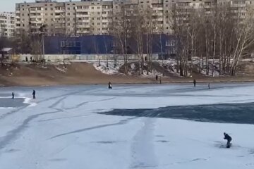 Киевляне устроили опасные "развлечения" на озере, видео потрясло сеть: "Какой ум надо иметь, чтобы в +4..."