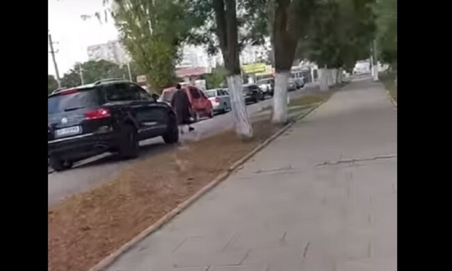 В Одессе пенсионерка прославилась после борьбы с автохамами: видео облетело сеть