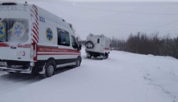 Одесскую область завалило снегом, из плена спасали автобус и "скорые": кадры