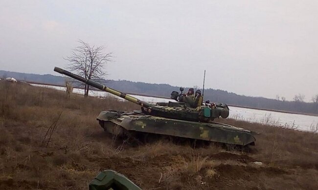 На юге Украины слышна стрельба, в ход пошли танки: фото и подробности