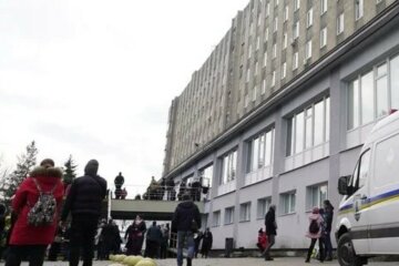 ЧП во Львовской больнице: сотни людей оказались на улице, кадры