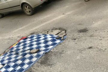 Огромную яму в Харькове решили накрыть одеялом, безумное фото: "Современные решения"