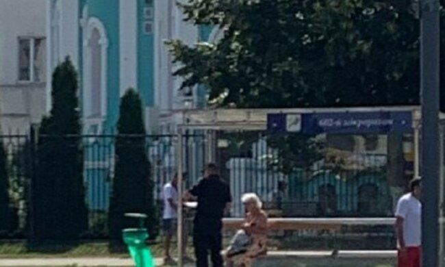 Трагедия возле церкви в Харькове, на земле лежит тело человека: фото с места