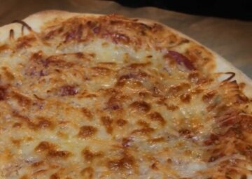 Вибирайте будь-яку начинку: рецепт смачної тонкої піци з хрусткими бортиками