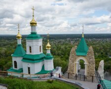 У Святогірській Лаврі УПЦ відновила інтер'єр храму XVII століття на крейдяній скелі: "Тут душа наповнюється особливим станом"