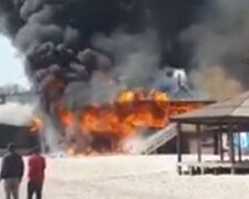 Вогонь охопив популярне кафе на пляжі в Одесі, рятувальники кинулися на допомогу: кадри НП