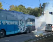 В Одессе фанаты атаковали автобус "Черноморца", вмешалась полиция: видео