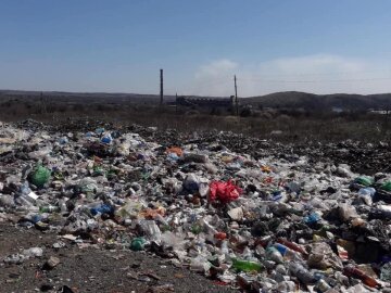 Окупований Донбас завалило сміттям: Кремль заборонив вивозити в РФ, деталі НП