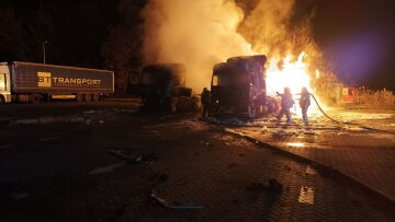 Потужний вибух пролунав на трасі Київ-Харків, кадри: вогонь знищив вантажівки