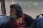 Закурила прямо в троллейбусе, наплевав на пассажиров и полицию: кадры инцидента в Одессе