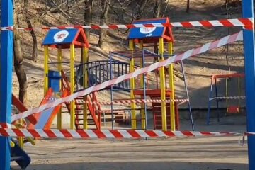 В Киеве средь бела дня на детской площадке нашли тело человека: "в нескольких метрах продолжают играть дети"