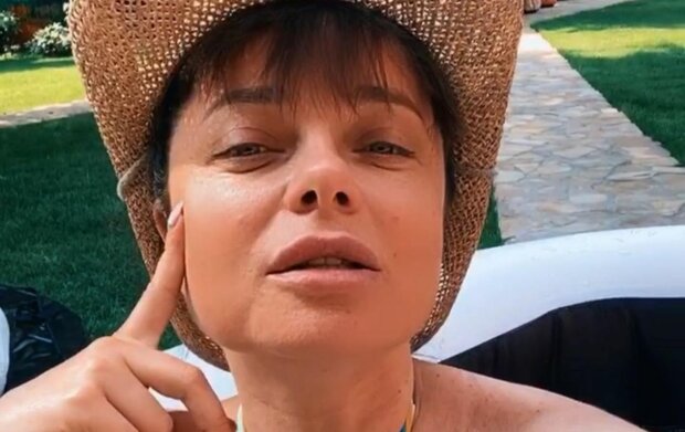 Королева пішла у відрив з мамою на яхті, кадри жарких танців: