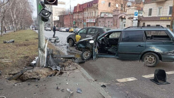 У центрі Дніпра сталася руйнівна автотроща: відео моменту