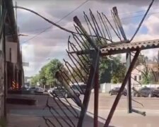 Часть путепровода рухнула на остановку в Киеве, видео: "Заборчик устал"