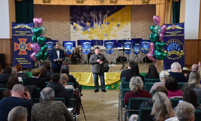 Больше чем просто уроки: в Киеве почтили женщин, которые держат на своих плечах будущее страны