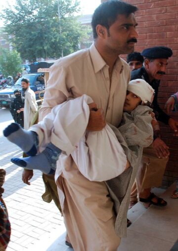 Протесты в Пакистане: власти и лидеры демонстрантов избежали кровопролития (фото)