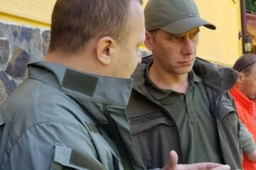 Госэкоинспекция отобрала пробы грунта на месте разлива розового вещества в Ровенской области