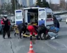 У Києві фура збила жінку на пішохідному переході: водій втік з місця ДТП, кадри