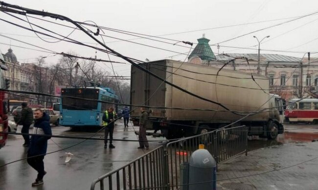 У Дніпрі вантажівка зачепила електроопору: рух транспорту паралізовано