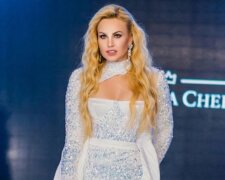 Самая богатая певица Украины в платье с разрезом до пупка похвасталась наградой: "Вы это заслужили"