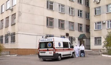 "Стыдно за страну": украинку заставили рожать под входом в больницу, врачи не открыли двери