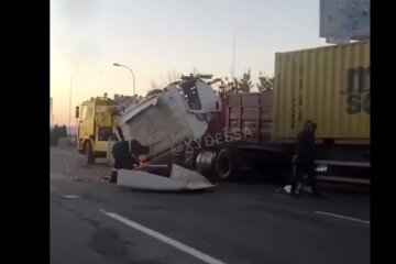 Водитель устроил месиво из грузовиков на трассе Киев-Одесса, видео: "Уснул за рулем"