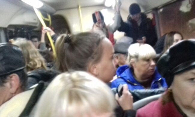 "Просто нестерпно": їзда в маршрутці обернулася справжнім випробуванням для дніпрян, кадри