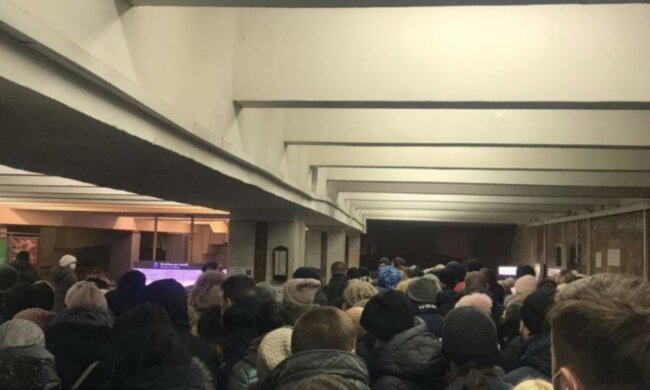 НП в харківському метро, утворилися величезні черги: деталі і кадри того, що відбувається