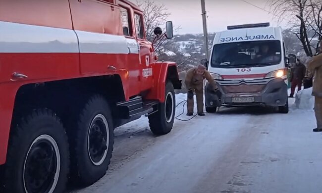 Швидка допомога з пацієнтом застрягла в снігу під Харковом, примчали рятувальники: відео НП