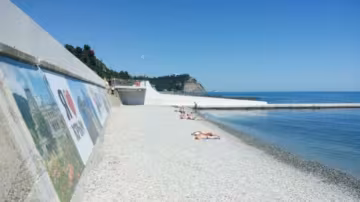 Різниця очевидна: курорти Криму та Одеси порівняли в фото