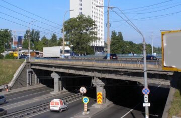 Коммунальщики разгневали киевлян, оправдавшись за "ремонт" моста: "Изолента кончилась"