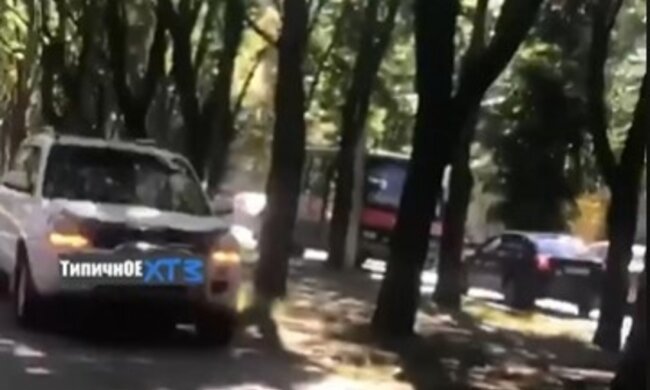 Автохам спосіб об'їхати харківські пробки: відео свавілля