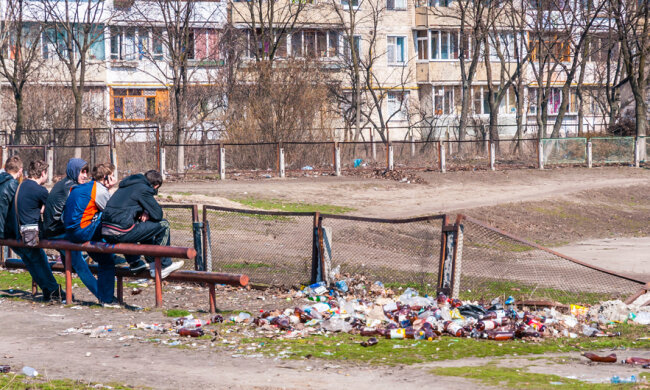 мусор подростки стадион