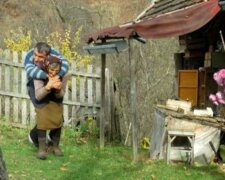 "Только настоящая мать способна на такое": женщина не отказалась от сына-инвалида и 60 лет носит его на руках