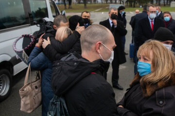 П'ятеро українців змогли обійняти матерів через п'ять років полону: кадри зворушливої зустрічі