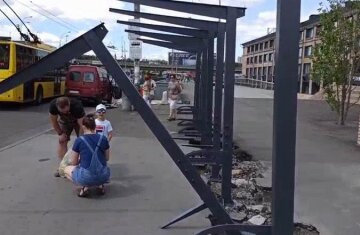 У Києві дитина дивом врятувалася від балки, яка звалилася на зупинці, відео: "на волосок від біди"