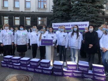 Партія «За майбутнє» вручила Зеленському пів мільйона підписів за відставку Степанова