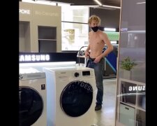 В Одесі молодик роздягнувся в магазині, відео: "намагався випрати свій одяг"