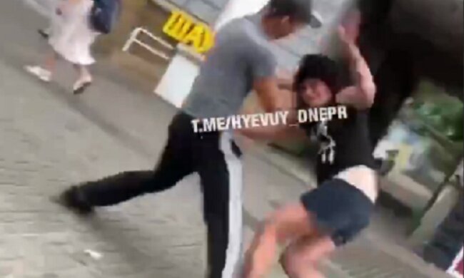 У центрі Дніпра чоловік побив дівчину, кадри: "Негарно висловлювалася на адресу..."