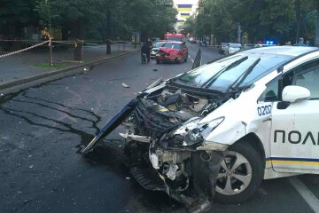 Позашляховик протаранив поліцейське авто, є поранені (фото)