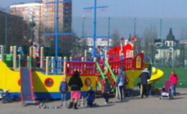 Стрілянина почалася на дитячому майданчику у Львові, є постраждалі: перші кадри з місця