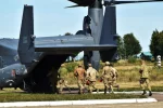 У Дніпрі підняли військову авіацію, літаки пронеслися над дахами: кадри того, що відбувається