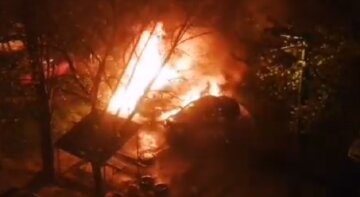 Мощный пожар вспыхнул в Одессе, уничтожены автомобили: кадры ЧП